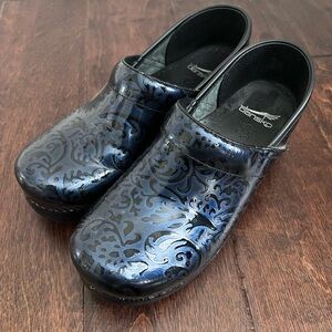 Dansko Iridescent Blue Nursing Clogs Mules Size 38 Slip On Shoes